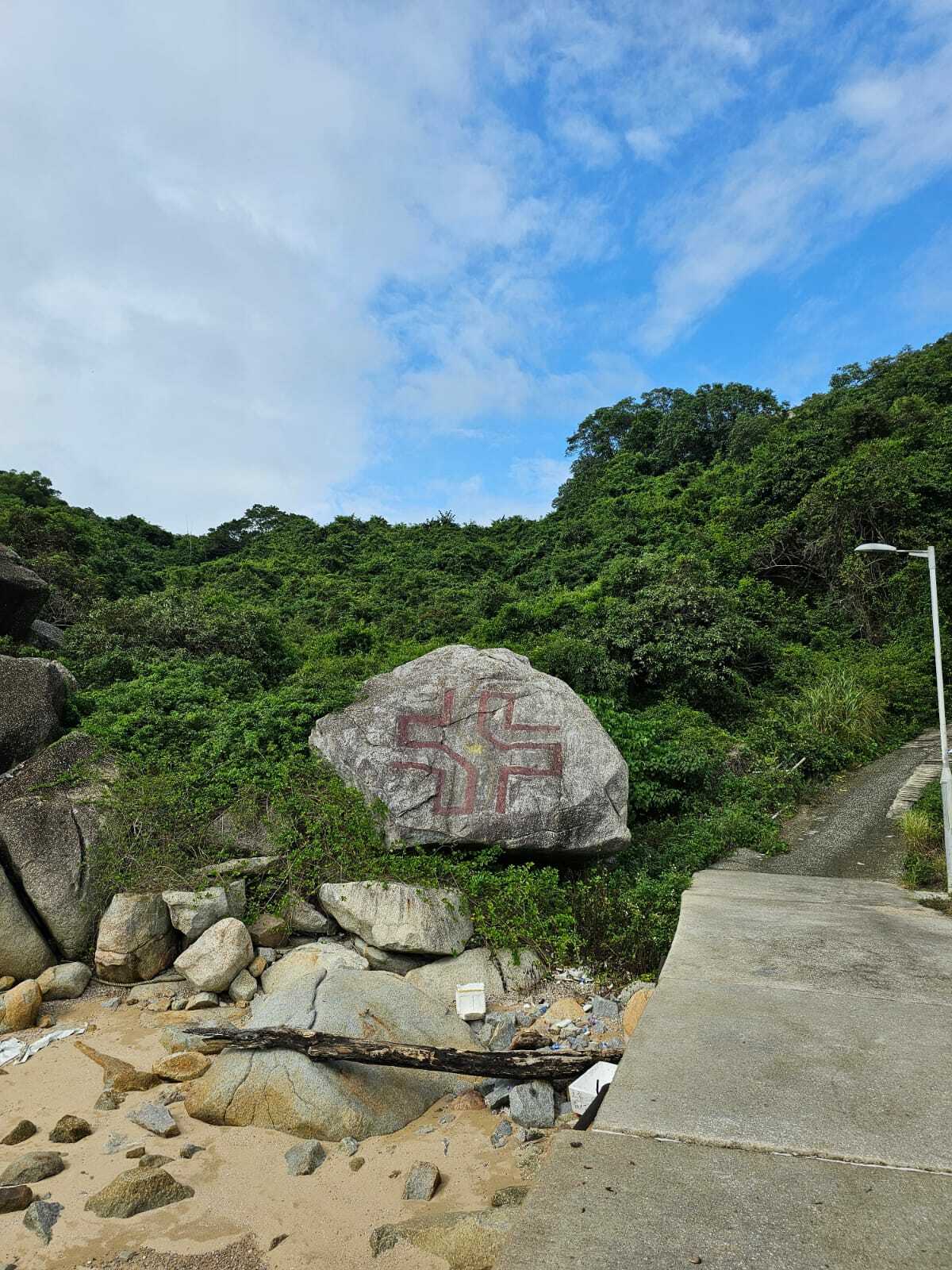 Faut pas regarder le rocher trop longtemps, ça colle des malédictions malaisantes.