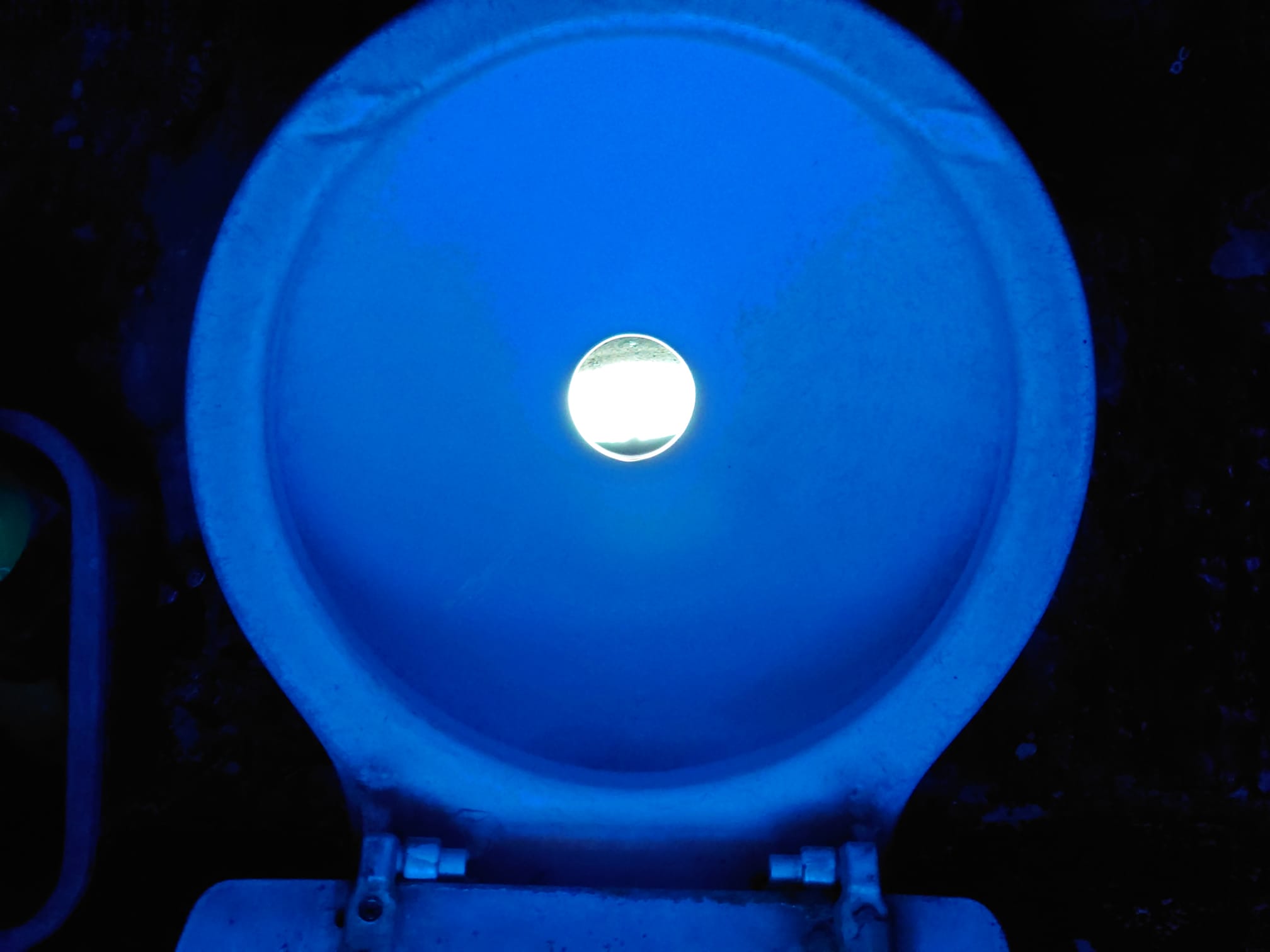 Les toilettes ne sont qu’illusion, tu pisses directement dans l’eau